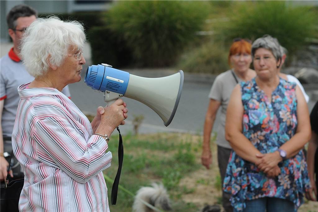 Jetzt antwortet Henkes 3G-Anwalt: Es geht noch heute vor Gericht Leonore Schröder ergriff im Kampf um die Alte Eiche oft das Wort. Hier bei einer Demo in Henrichenburg im Juli 2019.