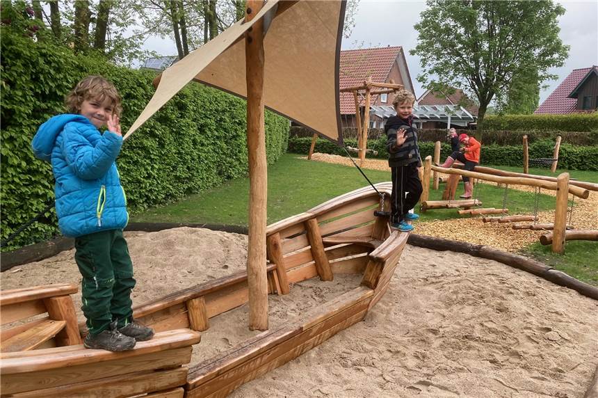 Kinderspielplatz am Mühlenbach in Legden wartet auf spielende Kinder Leopold (6), Till (6), Katharina (7) und Ferdinand (8) (v.l.) haben die neuen Spielgeräte auf dem Mühlenbach-Spielplatz direkt ausprobiert.