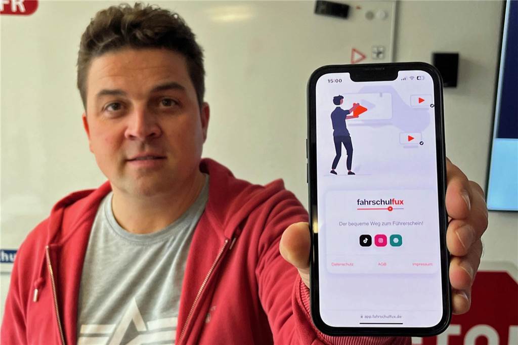 Fahrschule Rzepka setzt auf moderne Lernvideos für mehr Erfolg Lernen per Handy - das ist der beste Weg, um junge Leute zu erreichen, meint der Fahrlehrer.