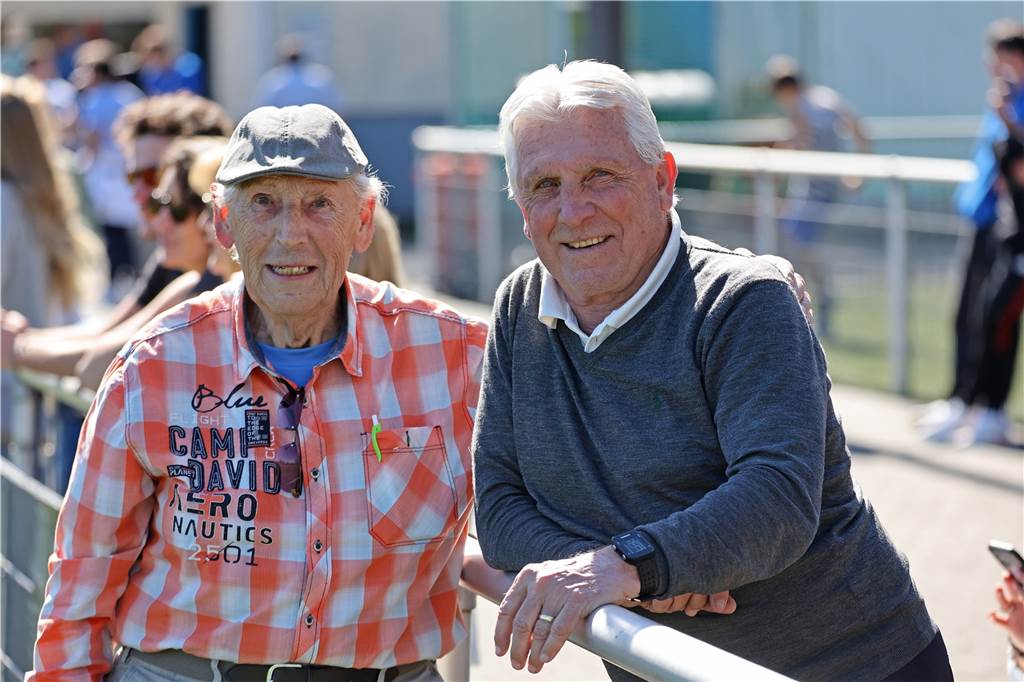FC Frohlinde zähmt sturmstarke Gäste mit Fallrückzieher-Legende als Fan Lernten sich in der Halbzeitpause in Frohlinde kennen: der ehemalige Castrop-Rauxeler Berufsfußballer Norbert Witczak (l) und Schalke-Legende Klaus Fischer (r).