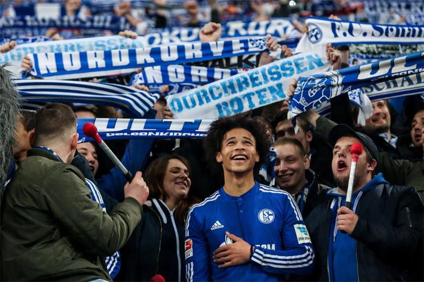 Von Lasten befreit: Schalke feiert die Trendwende Leroy Sane feiert den Sieg gegen Hannover mit den Schalker Fans.
