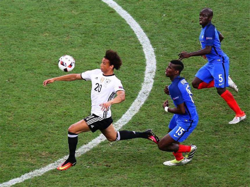 "Bild": Schalkes Sane mit Manchester City einig Leroy Sané (l.) soll sich mit Manchester City über einen Vierjahresvertrag einig sein.