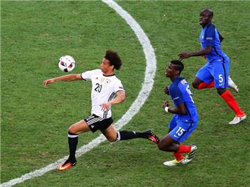 Leroy Sané (l.) soll sich mit Manchester City über einen Vierjahresvertrag einig sein.