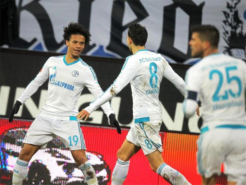 Leroy Sané begeistert beim Schalker 2:0-Erfolg Leroy Sane (l.) traf beim Sieg der Schalker in Darmstadt und wird für den Verein immer wichtiger.