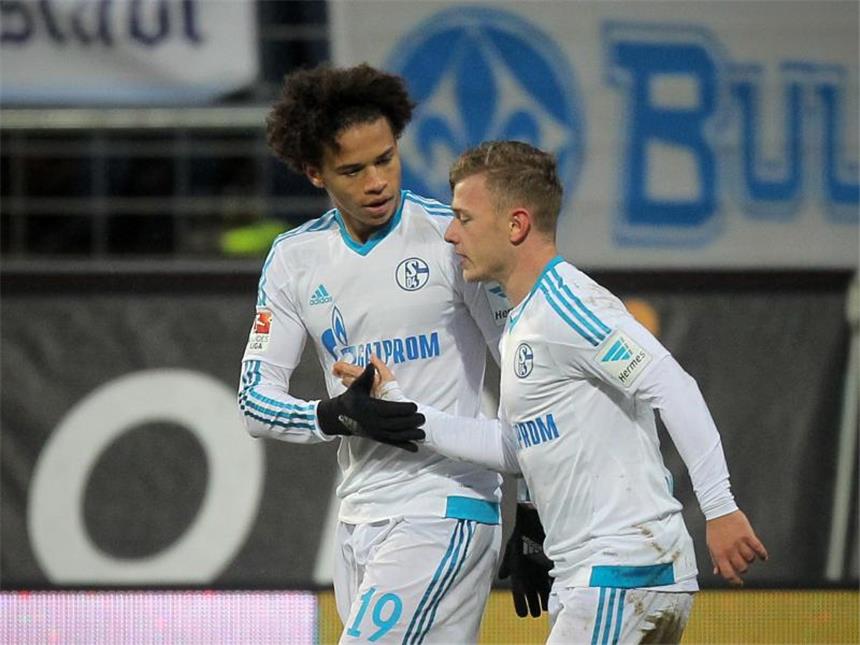 Schalkes Max Meyer humpelt und genießt Leroy Sane (l.) und Max Meyer schossen den FC Schalke 04 zum Auswärtssieg.