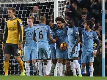Leroy Sané (M) traf für Manchester City. Foto: Nigel Roddis