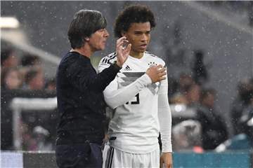 Leroy Sané (r) ist Vater einer Tochter geworden. Foto: Sven Hoppe