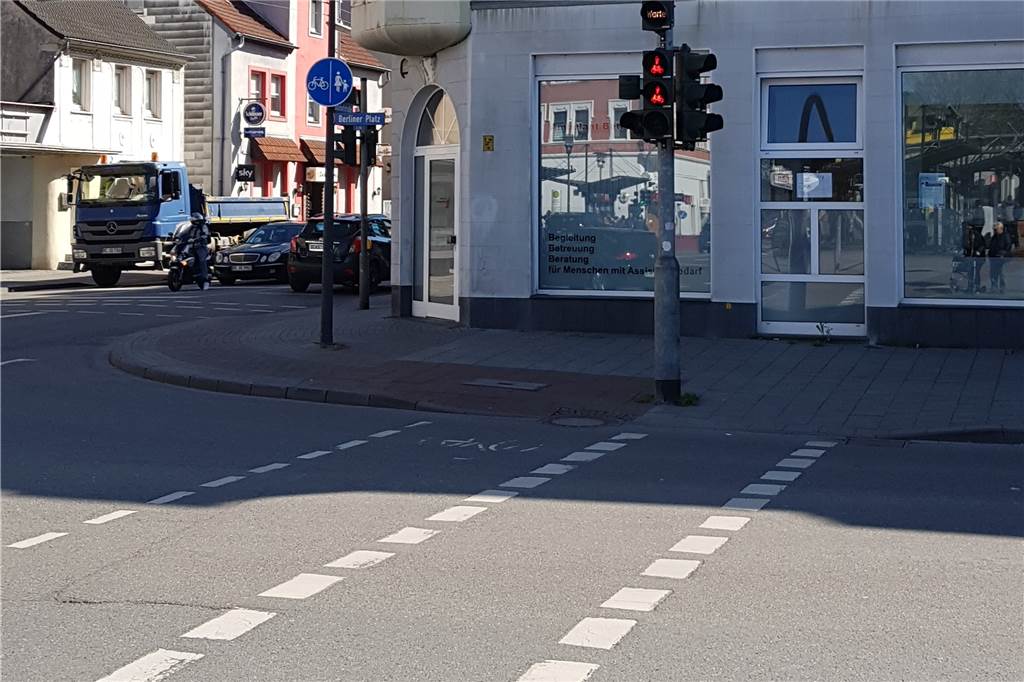 Leserurteil: „Fahrradwege-technisch ist Castrop-Rauxel ein Entwicklungsland“ Leser Axel Kiefer hält diese Kreuzung an der Victorstraße für gefährlich, weil die Hausecke an der Bahnhofstraße schwer zu überblicken ist.