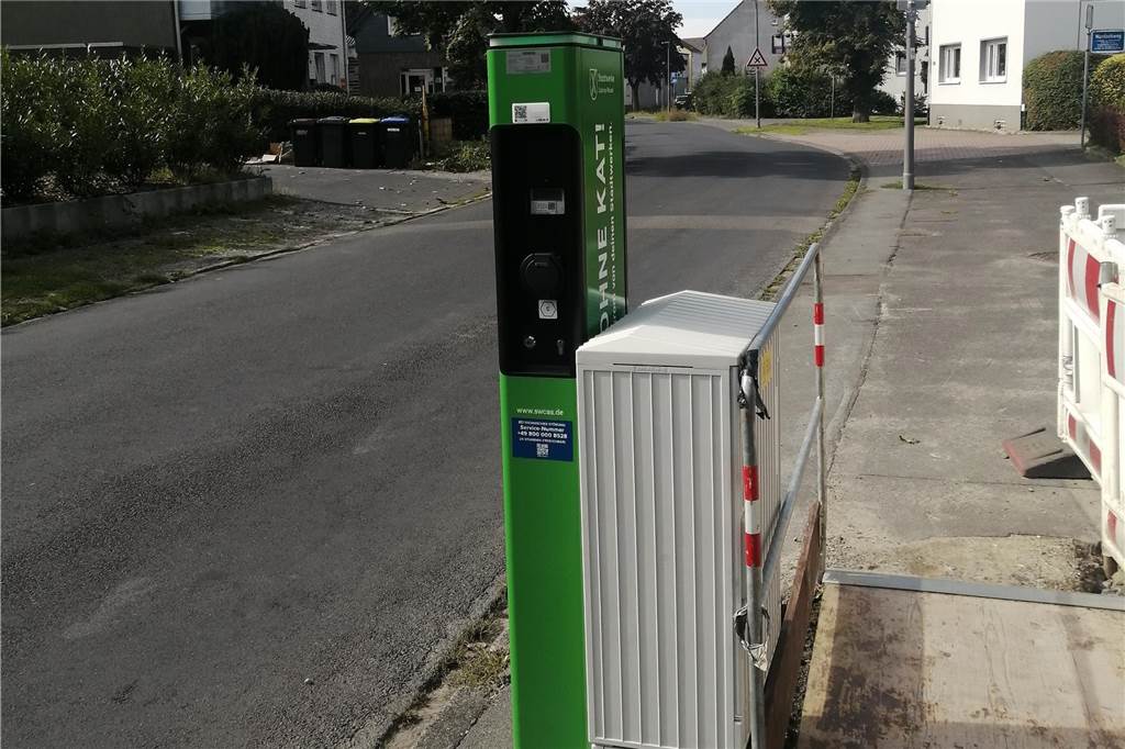 Darf ich an der E-Ladesäule parken? Neue Piktogramme ohne rechtliche Bedeutung Leser Kay-Uwe Langner findet das Ladesäulen-Programm in Castrop-Rauxel gut. Aber er schickt uns dieses Foto und schreibt: "Was mir negativ aufgefallen ist, ist die Tatsache, dass man eine schlanke Ladesäule ausgewählt hat, die sich sicherlich gut in die Umgebung eingefügt hätte, aber dann einen Anschlusskasten davor setzt, der das filigrane zunichtemacht."