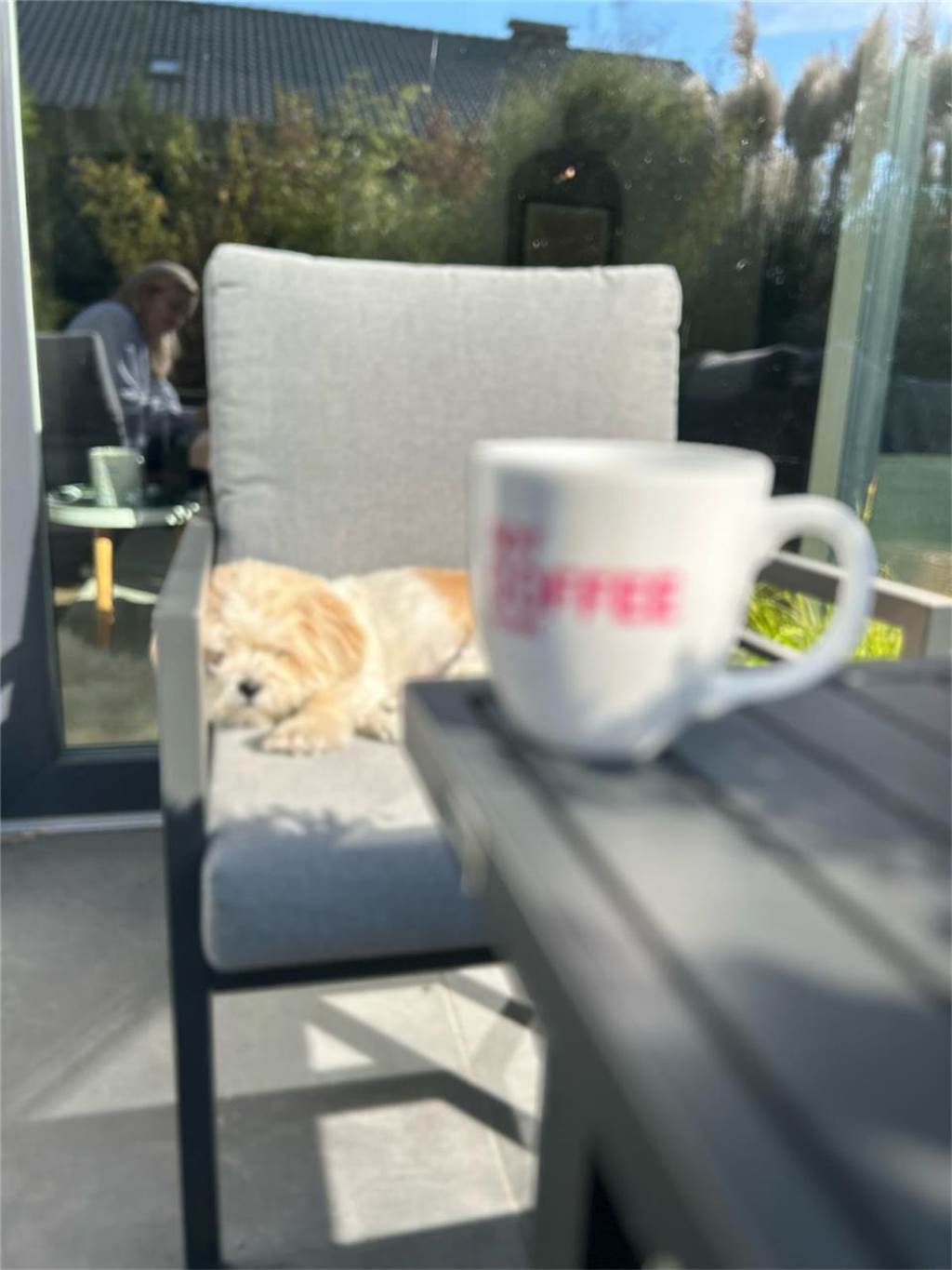Leserin Nadine genießt den ersten Kaffee auf der Terrasse mit ihrem Vierbeiner.