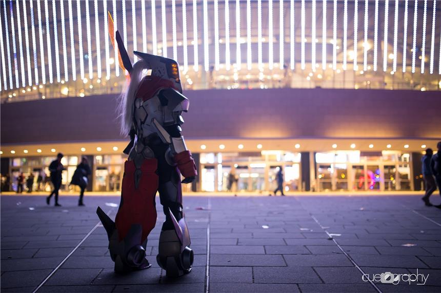Leslie Förtsch verkleidet sich wie Videospiel-Helden Leslie Förtsch als Project Yi von "League of Legends". Project Yi ist ein Schwertkämpfer der uralten Kunst Wuju.