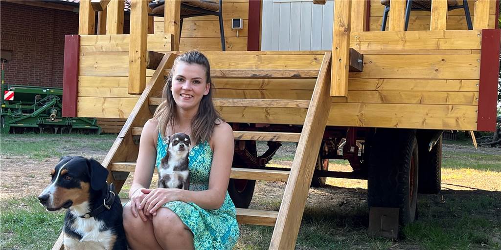 Letizia Wegner sitzt mit ihren Hunden Bella und Mogli vor ihrem Zirkuswagen in Haltern am See. 