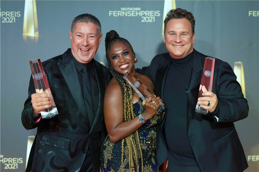 Deutscher Fernsehpreis ist zurück: Überraschungs-Gewinner und Pflegekräfte auf der Bühne Let's Dance Juror Joachim Llambi (l-r), Tänzerin Motsi Mabuse und Modedesigner Guido Maria Kretschmer freuen sich nach der Verleihung des Deutschen Fernsehpreises 2021 im Tanzbrunnen über die Auszeichnung in der Kategorie «Bestes Factual Entertainment» für «Showtime of my Life - Stars gegen Krebs».