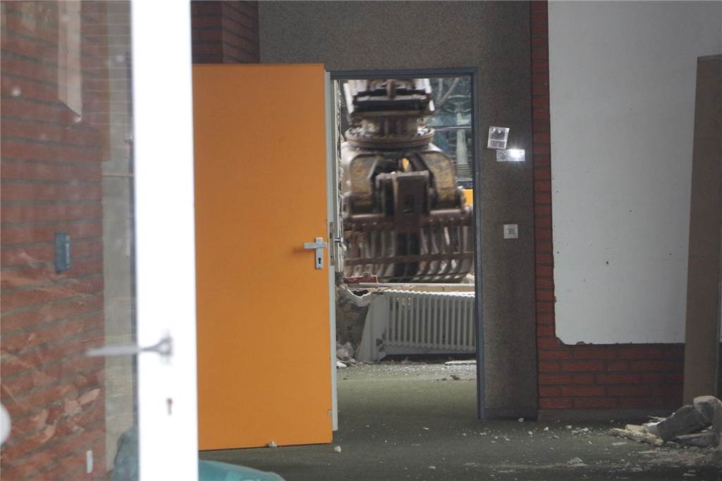 Aus Geschichte wird Erinnerung: Abbruch der Hilgenbergschule gestartet ein Blick in ein abbruchreifes Schulgebäude