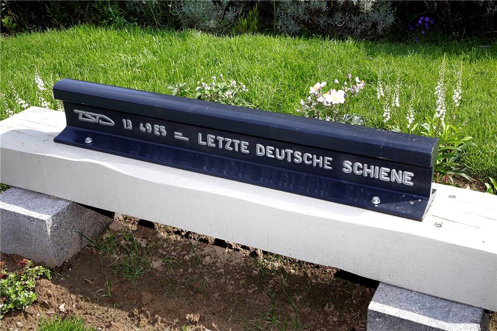 “Letzte Schiene“ im Vorgarten: Friedhelm Lorenz errichtet „Denkmal“ Letzte in Deutshland produzierte Schiene im Vorgarten von Friedhelm Lorenz.