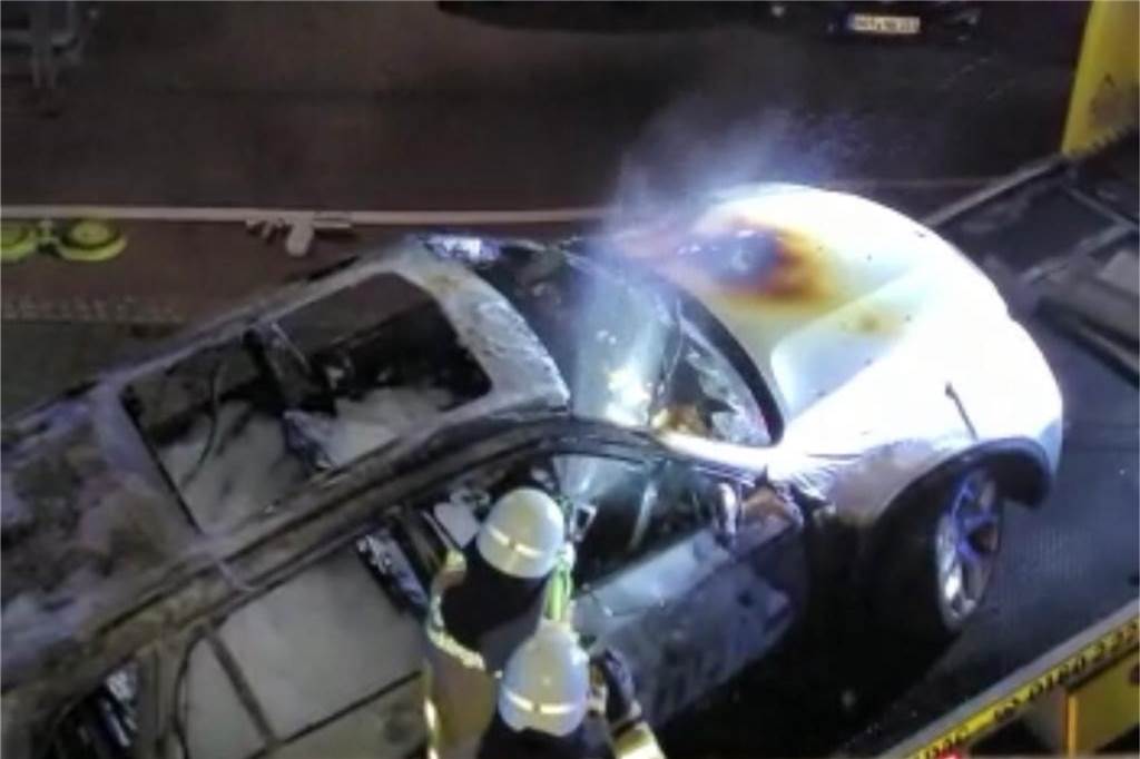 Fadil Faslijas Auto brennt – Grüne in Recklinghausen schalten Staatsschutz ein Feuerwehr Recklinghausen löscht ein Auto, das auf einem Abschleppwagen steht