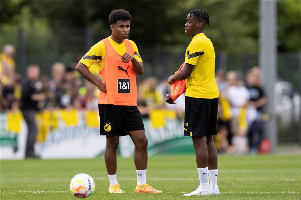 BVB-Nachwuchschef Lars Ricken: „Edin Terzic ist für uns ein Geschenk“ Karim Adeyemi und Jamie Bynoe-Gittens unterhalten sich während des Trainings.
