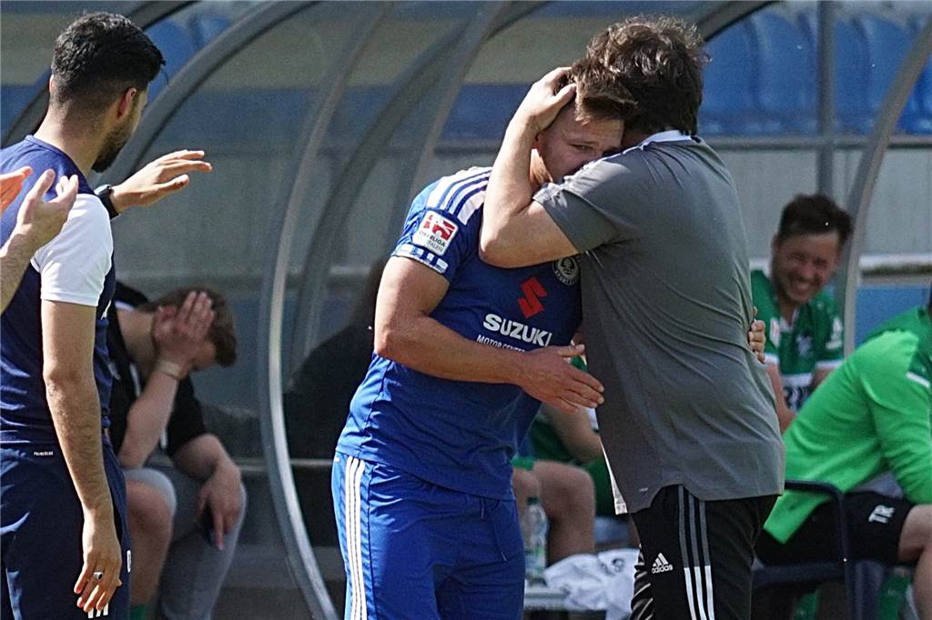 Ex-Holzwickeder Robin Schultze vor Rückkehr mit Hordel: „Abstieg war unnötig“ Letzte Umarmung und ein Dankeschön für den scheidenden Robin Schultze von Coach Benjamin Hartlieb