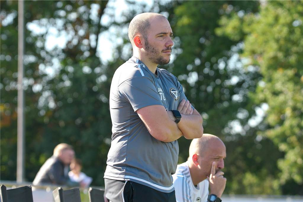 „Für alle enttäuschend“: Patrick Brinkert und Peter Elbers über Timo Ostdorfs Entlassung Letzter Auftritt im TuS-Outfit: Beim 4:4 gegen RW Deuten am vergangenen Spieltag betreute Timo Ostdorf ein letztes Mal das Westfalenliga-Team des TuS Haltern am See.