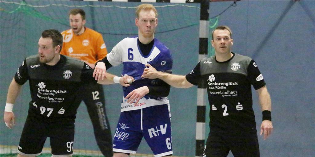 HC TuRa Bergkamen im krassen Umbruch: Gleich 5 Stammkräfte gehen – 4 Neulinge kommen Letzter Oberliga-Auftritt in dieser Saison: Damian Nowaczyk (r.) und Kevin Saarbeck (l.) empfangen mit dem HC TuRa Bergkamen am Samstag den TuS Bielefeld/Jöllenbeck.