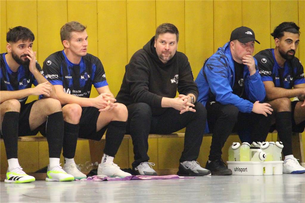 Letztes Jahr noch für den KSV auf der Bank, dieses Jahr Chefcoach beim Titelverteidiger RW Unna: Marc Schmitt (M.).