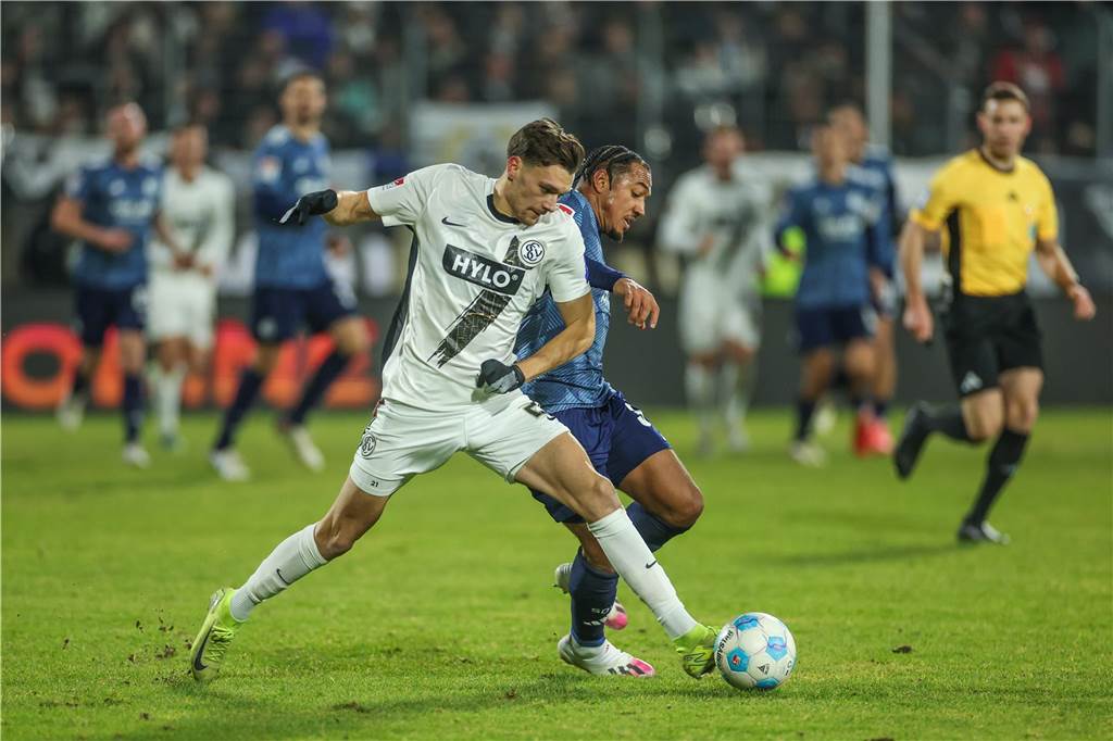Jetzt stehen alle Schalke-Termine fest 20.12.2024, Fussball, Saison 2024/2025, 2. Bundesliga, 17. Spieltag, SV Elversberg - FC Schalke 04, v. l. Paul Stock (SV Elversberg 07), Anton Donkor (FC Schalke 04)