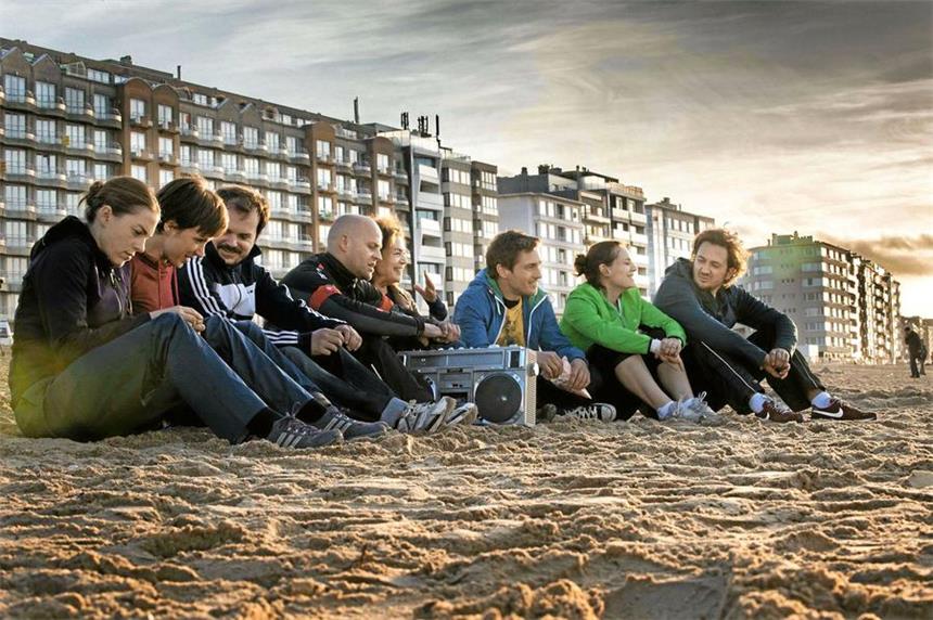 Eine Geschichte über Freundschaft und Freitod Letztes Treffen am Strand von Ostende, bevor Hannes (Florian David Fitz, 3.v.r.) seinem Leben ein Ende machen will.