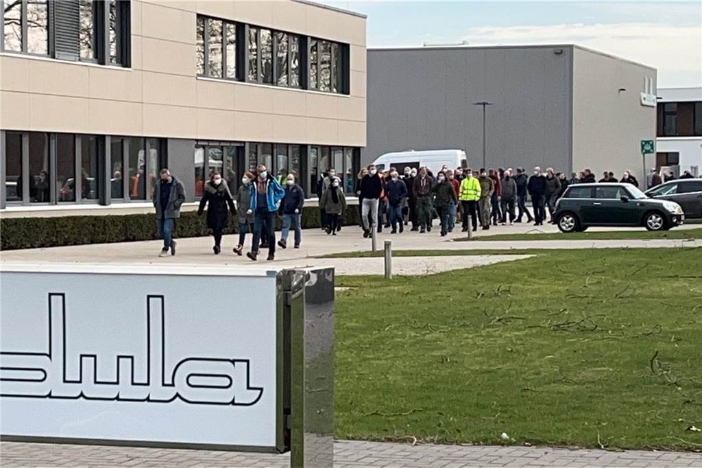 Alarm im Industriegebiet: Feuerwehr rückt zu den Dula-Werken aus Letztlich hatte nur der gerissene Keilriemen der Zerhackeranlage für eine Rauchentwicklung gesorgt.