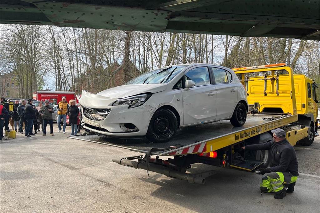 Frau stürzt mit Auto in die Ruhr und rettet sich: Dramatischer Unfall in Essen PKW geborgen