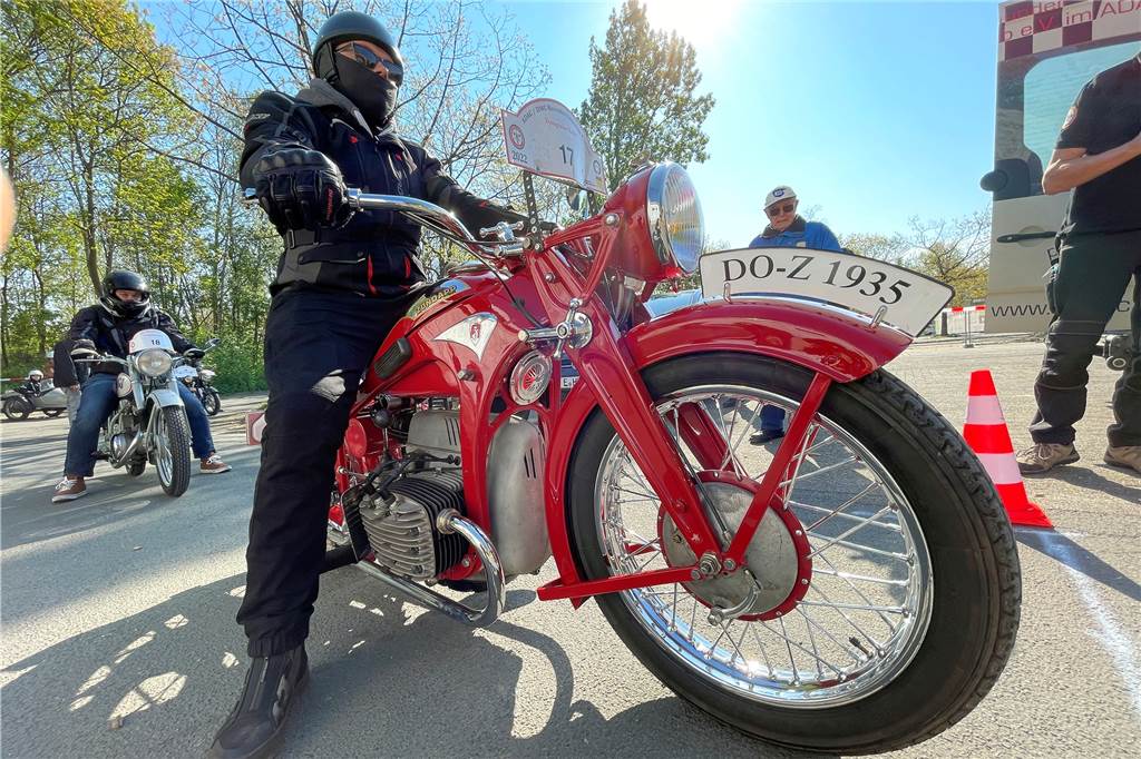 Motorrad-Dinos begeistern Hans Blumensaat: 75 knatterten durch die Region Leuchtend rot: die Startnummer 17 bei der Reinoldus Motorrad Veteranen-Rallye am Sonntag.