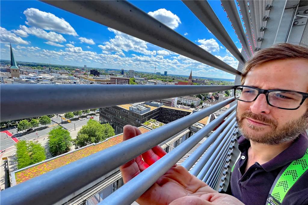 Dortmunds Job mit der besten Aussicht: Gerrit Hecht steigt dem U aufs Dach Leuchttest an einer der 6000 Lamellen der "fliegenden Bilder": Seit ihrer Erneuerung sind die Lamellen bedeutend leichter zu warten als vorher.