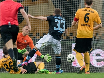 Levent Aycicek (M/33) trifft gegen Dresdens Torwart Marvin Schwäbe zum 2:0 für 1860 München. Foto: Thomas Eisenhuth