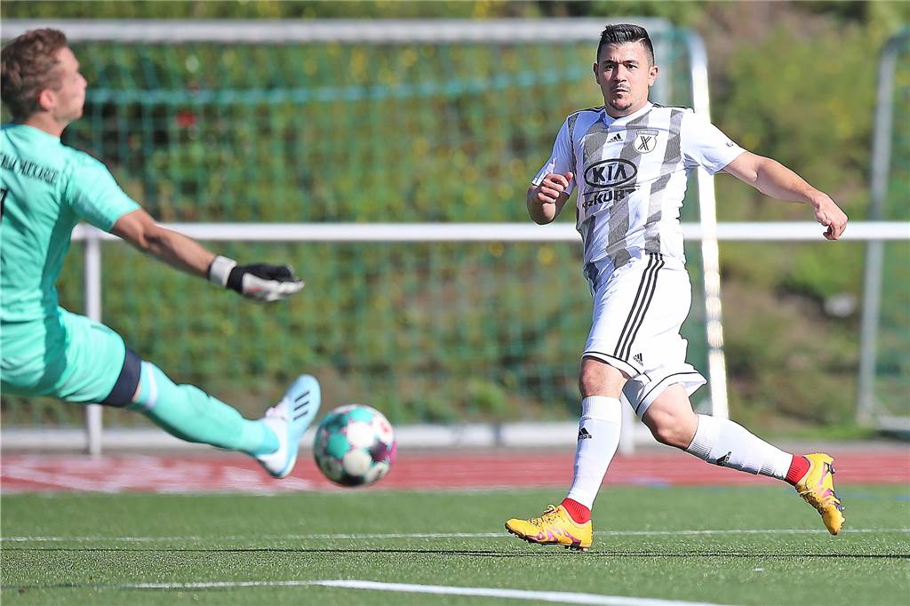 So sind die Castrop-Rauxeler Fußballspiele ausgegangen - alle Torschützen auf einen Blick Levent Oral (r) und seine SG Castrop unterlagen auch am vierten Bezirksliga-Spieltag.