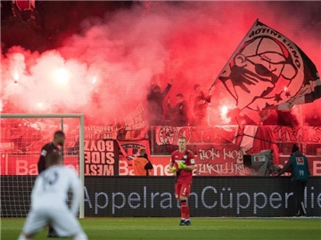 Leverkusener Fans brannten vor dem Spiel Bengalos ab. Foto: Marius Becker