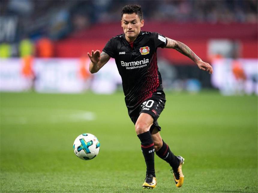Leverkusen Aranguiz verletzt Leverkusens Charles Aranguiz hat sich im Spiel gegen den FC Schalke 04 einen Muskelfaserriss in der Wade zugezogen. Foto: Marius Becker