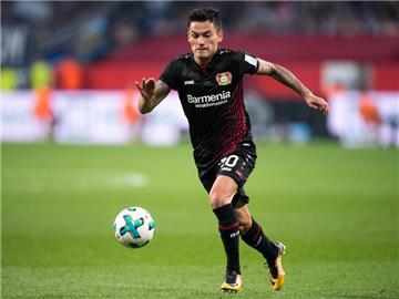 Leverkusens Charles Aranguiz hat sich im Spiel gegen den FC Schalke 04 einen Muskelfaserriss in der Wade zugezogen. Foto: Marius Becker