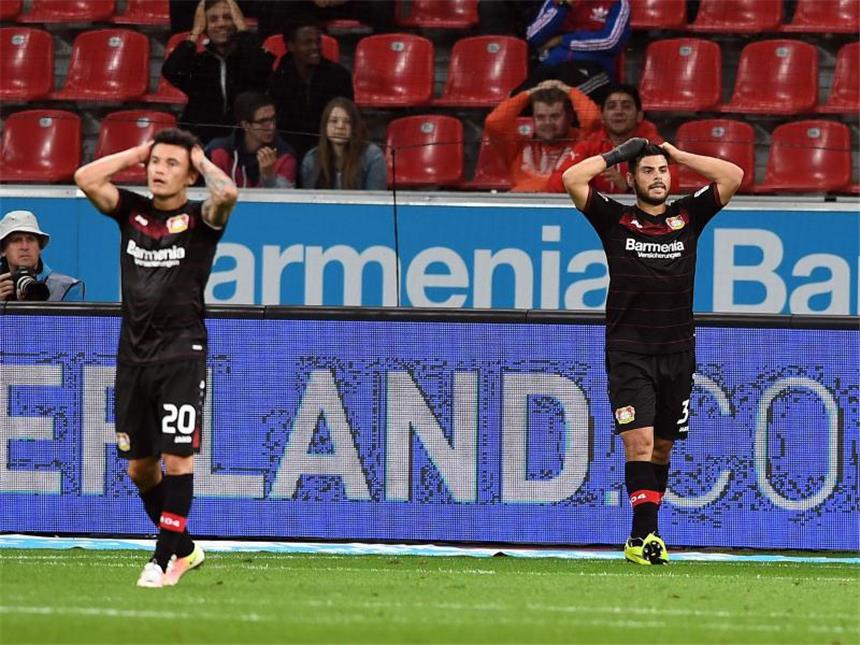 Bayer 04 hinkt Erwartungen hinterher: 0:0 gegen Augsburg Leverkusens Charles Aranguiz (l) und Kevin Volland reagieren nach einer vergebenen Chance frustriert. Foto: Federico Gambarini