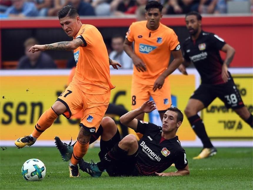 Nach aufreibender Woche: Nagelsmann freut sich auf Pause Leverkusens Dominik Kohr (r) versucht den Hoffenheimer Steven Zuber vom Ball zu trennen. Foto: Federico Gambarini