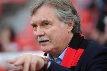 Leverkusens Geschäftsführer Michael Schade freut sich über den Transfer. Foto: Jonas Guettler