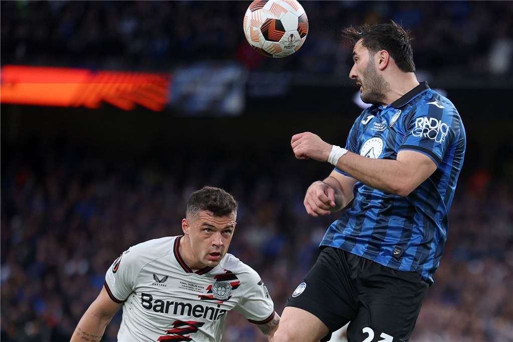 Ein Gladiator mit Schalke im Herzen: Sead Kolašinac gewinnt mit Bergamo Europapokal Leverkusens Granit Xhaka (l) und Bergamos Sead Kolasinac kämpfen um den Ball.