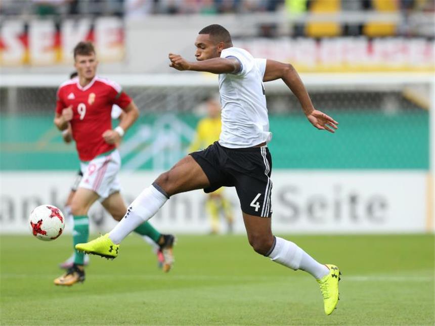 Kniestauchung bei Bayer-Fußballer Jonathan Tah Leverkusens Jonathan Tah zog sich beim U21-Spiel gegen Ungarn eine Kniestauchung zu. Foto: Friso Gentsch
