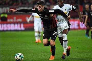 Leverkusens Kai Havertz (l) will sich für das DFB-Team ins Gespräch bringen. Foto: Federico Gambarini