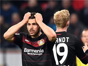 Leverkusens Kevin Volland (l) rauft sich die Haare. Sogar der direkte Abstieg ist noch möglich. Foto: Federico Gambarini