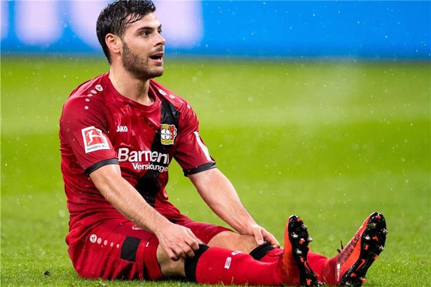 Glück nützt Volland nichts: Stürmer gesperrt Leverkusens Kevin Volland sitzt auf dem Rasen. Foto: Marius Becker/Archiv
