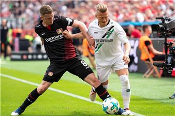 Leverkusens Lars Bender (l) und Hannovers Matthias Ostrzolek kämpfen um den Ball. Foto: Marius Becker