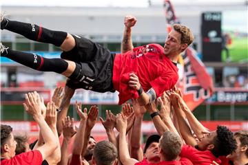 Leverkusens Profis lassen Stefan Kießling zum Abschied hochleben. Foto: Marius Becker