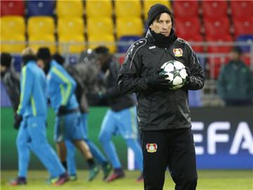 Leverkusens Roger Schmidt beim Abschlusstraining in Moskau. Foto: Maxim Shipenkov