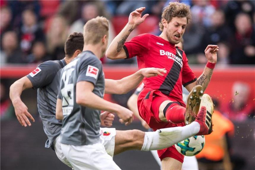 Leverkusen kommt gegen Augsburg nur zu einer Nullnummer Leverkusens Stefan Kießling (r) und Augsburgs Rani Khedira im Zweikampf. Foto: Marius Becker