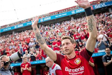 Leverkusens Stefan Kießling (r) wird nach 12 Jahren im Bayer-Dress vor der Partie verabschiedet. Foto: Marius Becker
