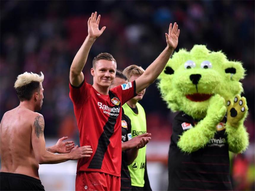 Bayer Leverkusen im Reich der Mitte Leverkusens Torwart Bernd Leno (M) bedankt sich nach dem Spiel bei den Fans. Foto: Federico Gambarini